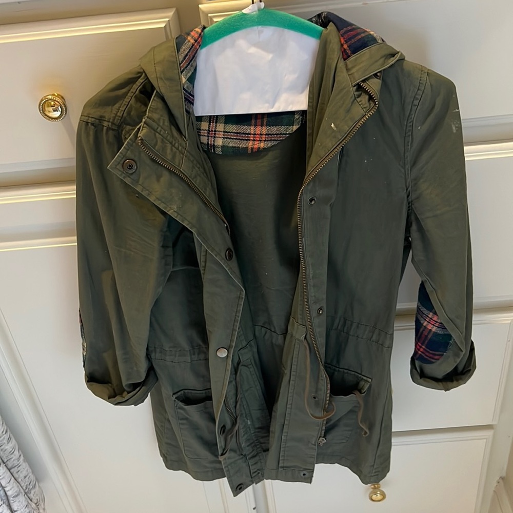 Army Green Mine jacket M with plaid in hoodie and sleeves.
